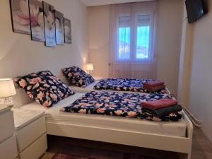 Ένα ή περισσότερα κρεβάτια σε δωμάτιο στο Fonyódi Centrum Apartman