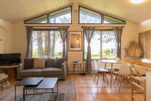 ein Wohnzimmer mit Couch und Tisch in der Unterkunft Mackenzie Beach Resort in Tofino