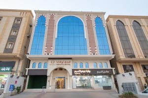 メッカにあるOrvana Al Naseem Hotelの大きな窓のある大きな建物