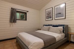 ein Schlafzimmer mit einem Bett in einem Zimmer in der Unterkunft Mackenzie Beach Resort in Tofino