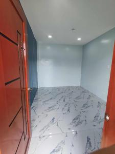 ein leeres Zimmer mit Marmorboden und einer Tür in der Unterkunft M&S Cabina in Alburquerque