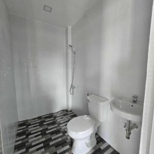 ein weißes Badezimmer mit Toilette und Waschbecken in der Unterkunft M&S Cabina in Alburquerque + 7 Fotos