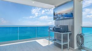 a room with a view of the ocean at Encantame Towers Velero 901 in Playa Encanto