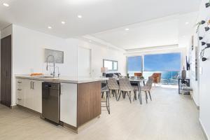 eine Küche und ein Esszimmer mit Blick auf das Meer in der Unterkunft Amazing 2 bedroom Beach Front Condominium at Encantame C1102 in Playa Encanto