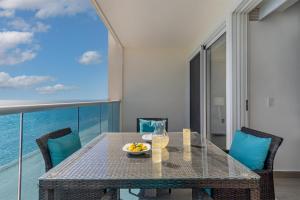 ein Tisch mit einer Obstschale auf einem Balkon in der Unterkunft Splash in The New Lazy River and Sleep In Luxury Encantame Velero 1103 in Playa Encanto