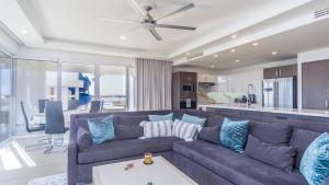 ein Wohnzimmer mit Couch und Küche in der Unterkunft New and Amazing 3 bedroom Ground Floor Corner Beach Front Encantame C-101 in Playa Encanto