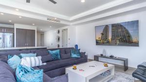 ein Wohnzimmer mit Sofa und Tisch in der Unterkunft New and Amazing 3 bedroom Ground Floor Corner Beach Front Encantame C-101 in Playa Encanto