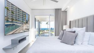 ein Schlafzimmer mit einem Bett mit Blick auf das Meer in der Unterkunft New and Amazing 3 bedroom Ground Floor Corner Beach Front Encantame C-101 in Playa Encanto + 25 Fotos