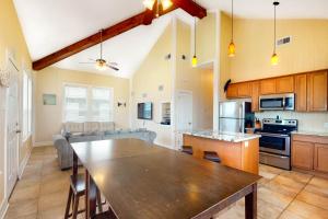 una cocina con una gran mesa de madera en una habitación en Amazing Gulf Views Steps to Beach Family Fun, en Crystal Beach