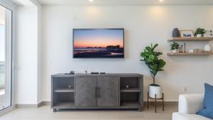 Μια τηλεόραση ή/και κέντρο ψυχαγωγίας στο Encantame Towers Viento 1004