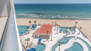 Πισίνα στο ή κοντά στο Encantame Towers Viento 1004