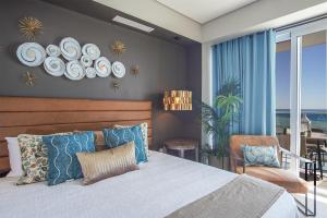 ein Schlafzimmer mit großem Bett und Blick auf das Meer in der Unterkunft Stunning 1 bedroom condominium (Encantame Verano 203) in Playa Encanto + 25 Fotos