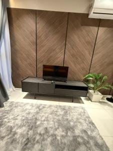 a living room with a couch and a table at Majestic Residance Luxury Suites By klcc in Gua Sai