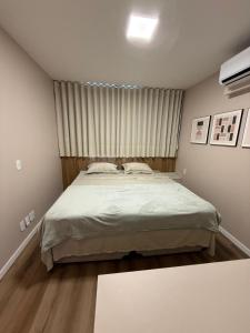 a bedroom with a large bed and a window at Luxo e Lazer Apto 2Qtos 1 Suíte AC e Rooftop in Belém +31 photos