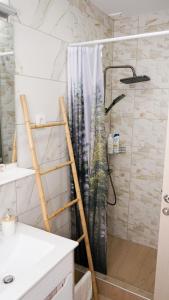 SirogojnoLazarev konak的浴室里有带浴帘的淋浴间