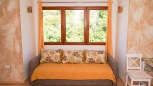 SirogojnoLazarev konak的有窗户的房间里的一张床