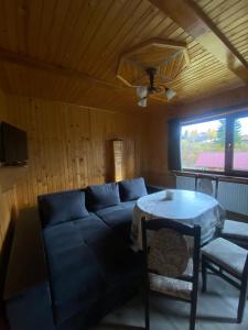 マイコリチンにあるHutsulka Houseのソファとテーブルのあるリビングルーム