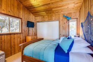 une chambre avec un lit dans une pièce en bois dans l'établissement Ocean Front Home on Sandy Beach! Tidal Destination, à San Marine