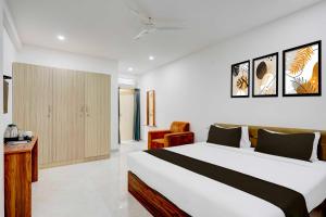 une chambre d'hôtel avec un lit et une chaise dans l'établissement Townhouse Bangalore Kundalahalli Metro Station, à Bangalore
