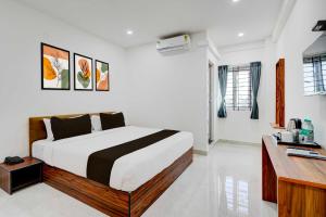 une chambre avec un lit et un bureau dans l'établissement Townhouse Bangalore Kundalahalli Metro Station, à Bangalore