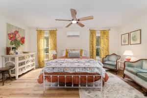 Postel nebo postele na pokoji v ubytování Low Water Bridge