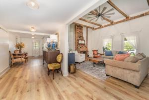 Posezení v ubytování Low Water Bridge