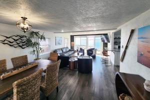 ein Wohnzimmer mit Sofa und Tisch in der Unterkunft Alsea Bay Cottage with Hot Tub! The Retreat in Waldport