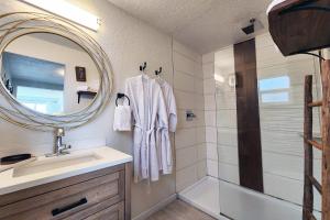 ein Badezimmer mit Waschbecken, Spiegel und Dusche in der Unterkunft Alsea Bay Cottage with Hot Tub! The Retreat in Waldport + 21 Fotos