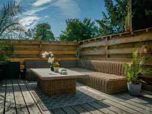 un patio con una valla de madera y una mesa en SuiteXO, en Enschede