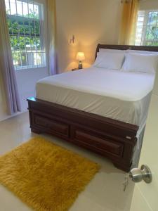 une chambre avec un grand lit et un tapis dans l'établissement Falmouth Trelwany Stonebrook Manner, à Falmouth 46 autres photos