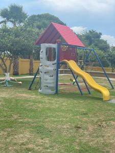 une aire de jeux avec un toboggan dans un parc dans l'établissement Falmouth Trelwany Stonebrook Manner, à Falmouth