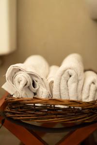 ein Korb voller Handtücher auf einem Tisch in der Unterkunft Yellow Cardinal Lodge in Curuzú Cuatiá