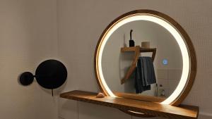 Un espejo redondo en un estante en un baño. en Zur Zitadelle, en Dömitz 12 fotos más