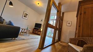 Una sala de estar con una puerta abierta y un espejo. en Zur Zitadelle, en Dömitz