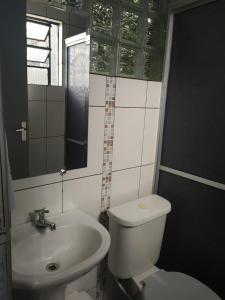 Un baño con un inodoro blanco y un lavabo. en Rocha's Hotel, en Guarapuava 29 fotos más