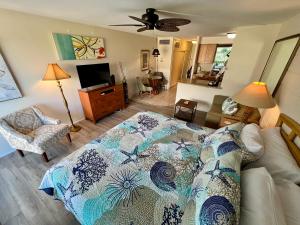 een slaapkamer met een bed en een woonkamer bij Lahaina Shores #316 in Lahaina
