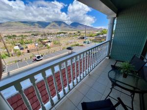 een balkon met uitzicht op een straat en de bergen bij Lahaina Shores #316 in Lahaina