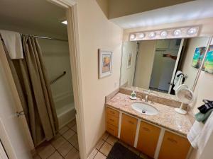 een badkamer met wastafel en douche bij Lahaina Shores #316 in Lahaina +6 foto's