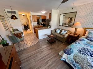 een kamer met een bed en een woonkamer bij Lahaina Shores #316 in Lahaina