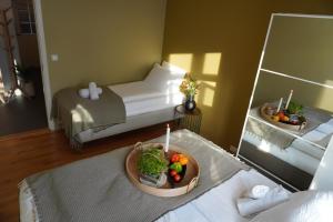 Una pequeña habitación con una cama y un espejo. en A Place To Stay Stavanger, apartment 5 - Decorated for Christmas, en Stavanger