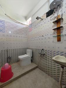 a bathroom with a toilet and a sink at Saagar's Farmstay in Jalpāiguri