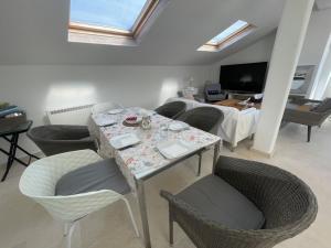 ペニシェにあるCASAS das ESTRELAS PENICHE sur la presqu île Hebergements tout confort Proche centre villeのテーブルと椅子のあるリビングルーム +10枚の写真