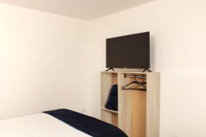 Μια τηλεόραση ή/και κέντρο ψυχαγωγίας στο Garden's Aparta hotel