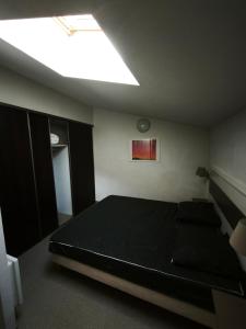 サン・シプリアンにあるVilla F2 piscine et jardin - Saint-Cyprienの天井にライトが付いた黒いベッドのある寝室 +5枚の写真