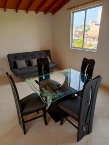 Fotografie z fotogalerie ubytování Experience Medellin in a big way! Comfortable and centrally located duplex v destinaci Estación El Salto