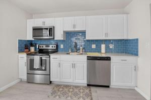 Кухня или мини-кухня в Delray Daydream Home for 8
