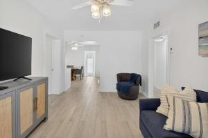 Телевизор и/или развлекательный центр в Delray Daydream Home for 8