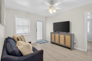 Телевизор и/или развлекательный центр в Delray Daydream Home for 8