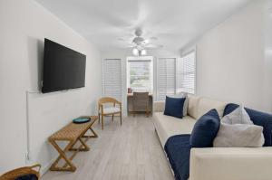 Телевизор и/или развлекательный центр в Delray Daydream Home for 8