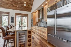 Beech GroveTrail Magic- Sk-in & Ski-out的厨房配有不锈钢冰箱和木制橱柜